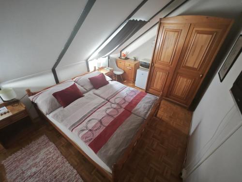 an overhead view of a bedroom with a bed at Valley Vendégház in Eger
