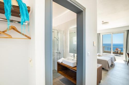 Кровать или кровати в номере Apolis Beachscape Hotel