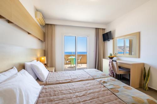 Кровать или кровати в номере Apolis Beachscape Hotel