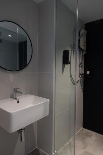 Un baño de The Journey hotel