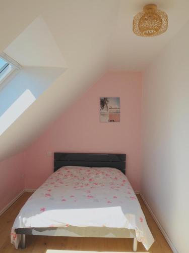 une chambre avec un lit dans un grenier dans l'établissement La Perle du Littoral, à Étaples