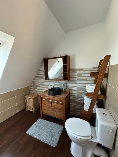 une salle de bain avec toilettes et lavabo dans l'établissement La Perle du Littoral, à Étaples