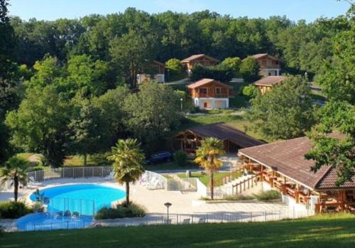 une vue aérienne d'un complexe avec piscine dans l'établissement LES REFUGES DU LOT Le Cosy, à Mauroux