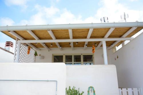 a pergola over a white house at RIFUGIO Salentro in Botrugno