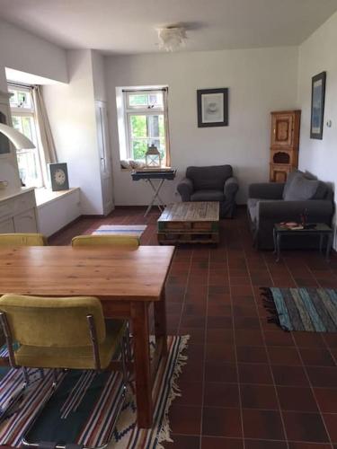 a living room with a table and a couch at Gastenverblijf Op zijn Zweeds in Echten