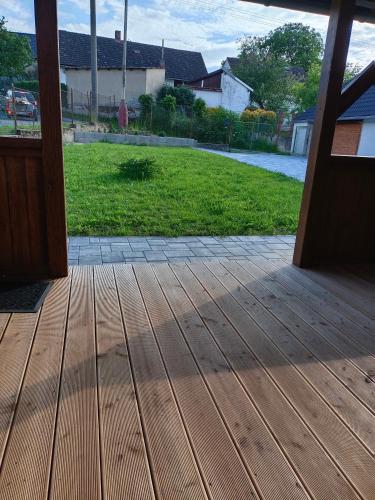 an open porch with a view of a yard at Odpočinek na vesničce in Mladá Vožice