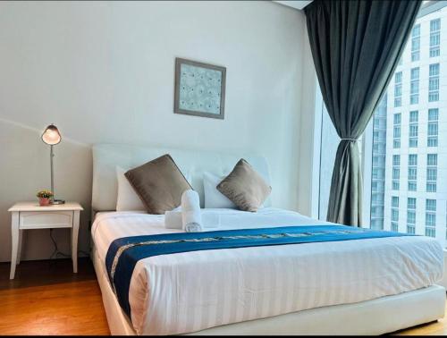 Postel nebo postele na pokoji v ubytování Vortex suites KLCC by OLLA