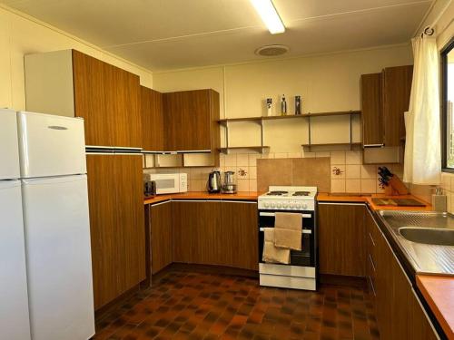 Una cocina o zona de cocina en House By The Vines