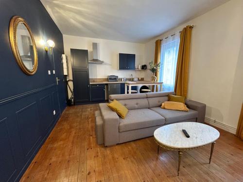 un salon avec un canapé et une table dans l'établissement Appart 4 personnes Bethune Centre, à Béthune