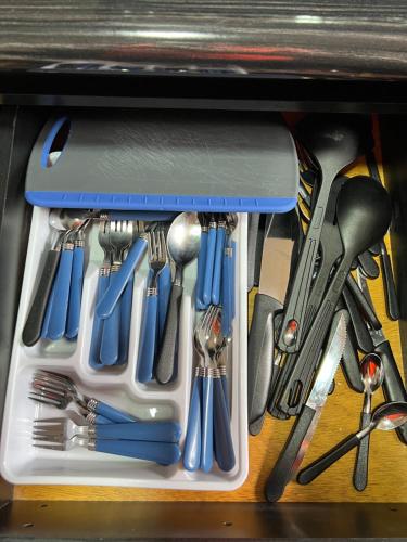 a drawer filled with forks and spoons and utensils at Alojamiento a 1 min de la Plaza de Toros Pachuca in Pachuca de Soto