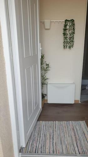 une porte menant à une chambre avec un tapis dans l'établissement le Jasmin, à Martigues