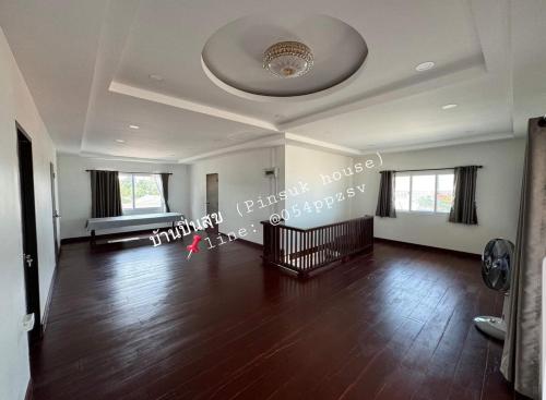 a large living room with a large ceiling at Pinsuk house Huahin บ้านปิ่นสุข หัวหิน ชะอำ in Phetchaburi