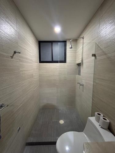 a bathroom with a shower with a toilet and a sink at Departamento Ejecutivo 5 minutos de Galerías Pachuca in Pachuca de Soto
