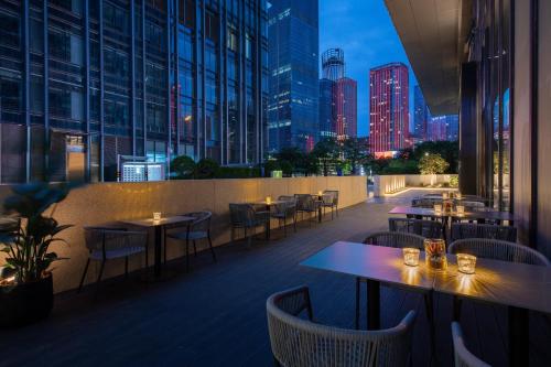 Un restaurante o sitio para comer en IntercityHotel Shenzhen Bay -Free laundry & Free MiniBar