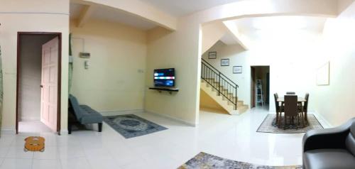 Televisyen dan/atau pusat hiburan di SAFIYYAH HOMESTAY