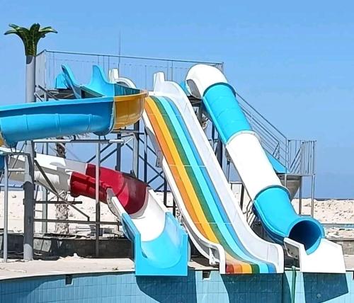 a water slide at a water park at قريه سورتلاج مرسي مطرح الفيو المميز in Marsa Matruh