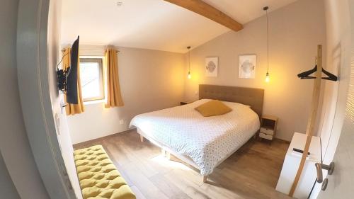 une petite chambre avec un lit et une fenêtre dans l'établissement Gites entre 2 rives, à Montolieu