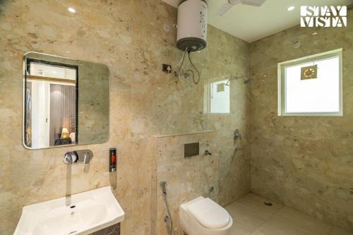 Ένα μπάνιο στο StayVista at Cloudberry Estate - Pet Freindly Villa with Private Outdoor Pool & Lawn