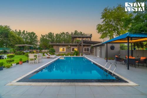 Πισίνα στο ή κοντά στο StayVista at Cloudberry Estate - Pet Freindly Villa with Private Outdoor Pool & Lawn