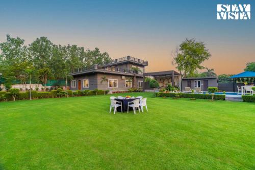 Κήπος έξω από το StayVista at Cloudberry Estate - Pet Freindly Villa with Private Outdoor Pool & Lawn