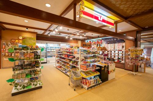 Supermercado u otro tipo de tienda en el ryokan o alrededores