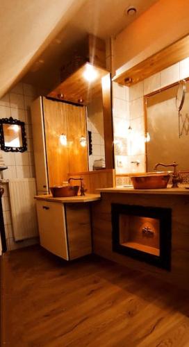 une cuisine avec un évier et une cuisinière dans l'établissement Logement de charme proche Colmar avec terrasse, à Sainte-Croix-en-Plaine