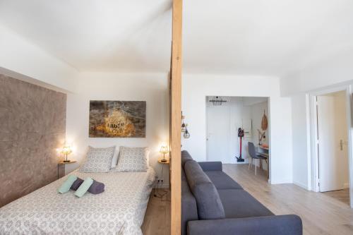 une chambre avec un lit et un canapé dans une pièce dans l'établissement La Chic Riviera - Clim - Wifi - Croisette, à Cannes