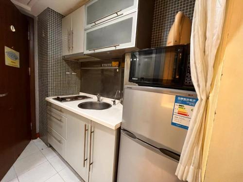Η κουζίνα ή μικρή κουζίνα στο Shanghai Jiarong Hotel Apartment