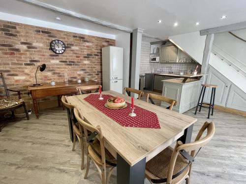 une cuisine et une salle à manger avec une table et des chaises dans l'établissement La Cyprienne, à Saint-Cyprien