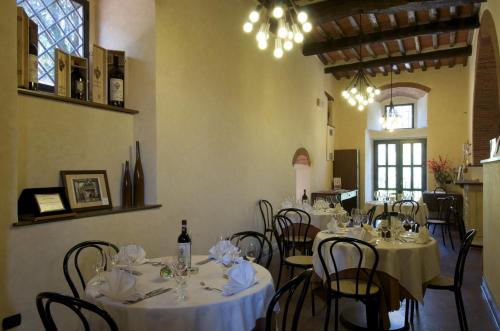 Un restaurante o sitio para comer en Agriturismo Castello Di Querceto