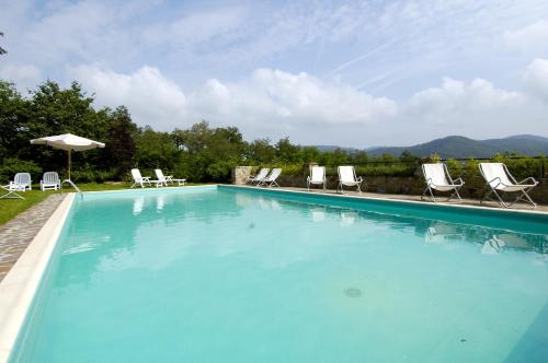 Piscina a Agriturismo Castello Di Querceto o a prop