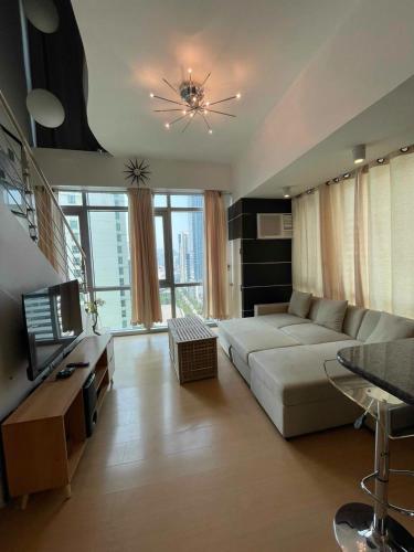 Televisyen dan/atau pusat hiburan di Prime Avant BGC Location Apartments by PH Staycation