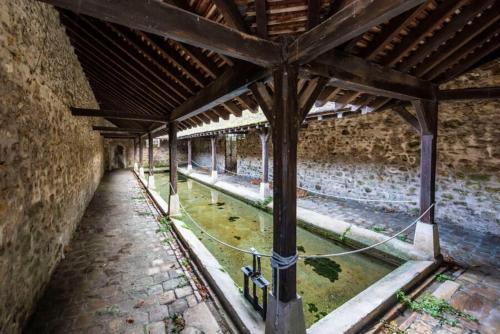 an inside view of an old building with a pool of water at L'IMPASSE, T2 neuf et bien équipé, plein coeur de Maincy in Maincy