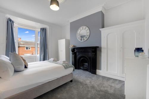Postel nebo postele na pokoji v ubytování NEW! Stunning 4 Bedroom Home in South Shields by Stay With Us, Perfect for Families & Contractors!, FREE Parking!