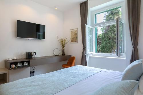 a bedroom with a bed and a window at Green Park Luxury Rooms in Split