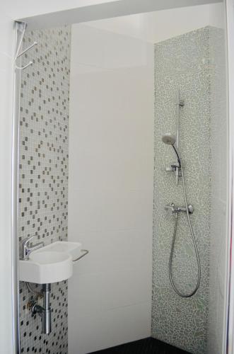 une salle de bain avec douche et lavabo dans l'établissement Cannes plage 2 pièces Croisette centre ville, à Cannes