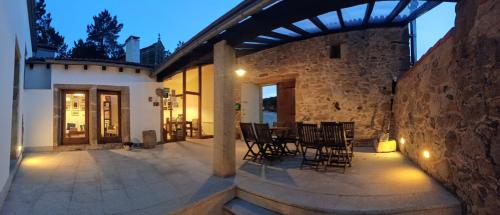 a patio with chairs and a table in a building at Casa do Fieiro in Miñortos