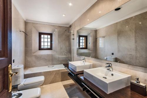 Et badeværelse på Villa Santa María Dreams AWARDED 2024