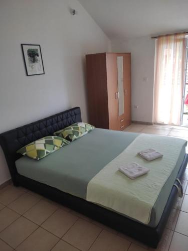 a bedroom with a large bed with two towels on it at Sara in Kamenari