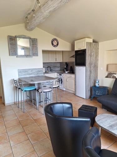 une cuisine et un salon avec une table et des chaises dans l'établissement Bastide Marie Antoinette, à La Colle-sur-Loup
