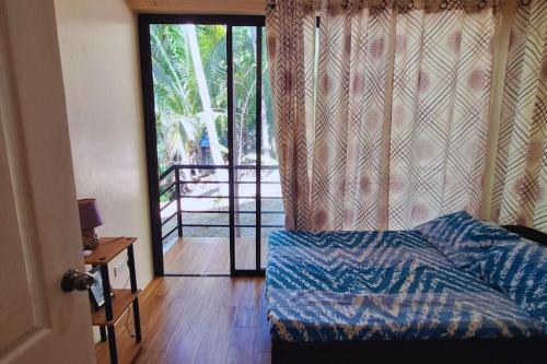 Ένα ή περισσότερα κρεβάτια σε δωμάτιο στο Balcon- Your Cozy Camotes Island Escape