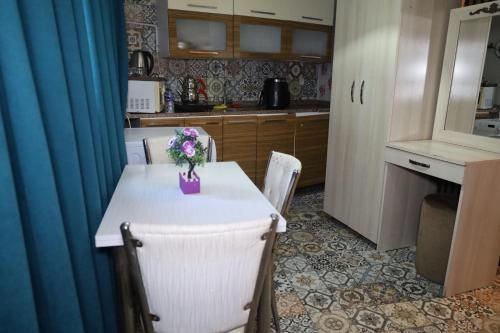 eine Küche mit einem Tisch mit einer Vase mit Blumen darauf in der Unterkunft Galaxy Hotel Sultanahmet in Istanbul