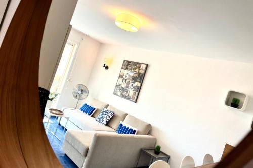 Posezení v ubytování Golfe Juan - 4 People - Sea View - Swimming Pool - Garage