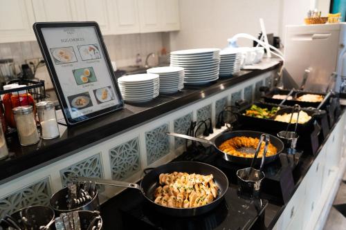 una linea di buffet con diversi piatti di cibo di La Petite Salil Sukhumvit 8 a Bangkok