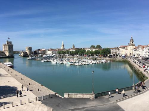 un groupe de bateaux est amarré dans un port dans l'établissement Studio Vue Port, à La Rochelle
