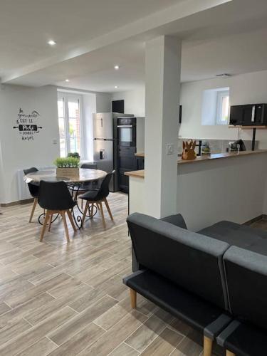 Il comprend un salon avec une table à manger et une cuisine. dans l'établissement La maison des hôtes, à Poilly-lez-Gien