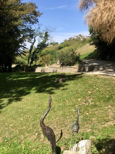 deux oiseaux se tenant dans l’herbe dans un champ dans l'établissement Domaine GUIET, à Nevy-sur-Seille