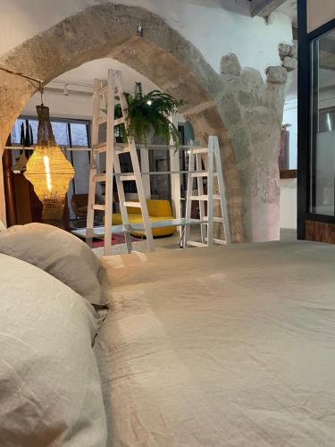 - une chambre avec un lit et deux échelles dans l'établissement Loft Atypique - Climatisé - Hyper centre - Calme - Petite terrasse, à Béziers