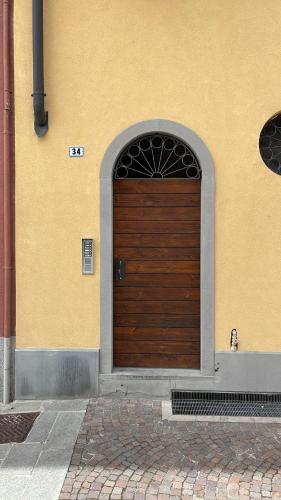a brown door on the side of a building at LE CASE DI AZZANO VICINO ALL'AEROPORTO DI ALICE E GIORGIA in Azzano San Paolo