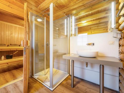 a bathroom with a sink and a shower at Blockhaus Vasco da Gama - Meerblick Reihe 1 und eigene Sauna in Sassnitz